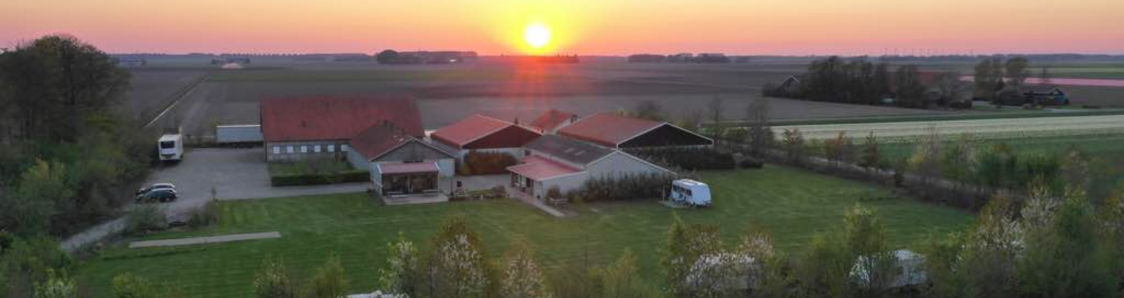 Uitzicht vanaf een kleinschalige svr camping over de bollenvelden